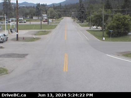 Traffic Cam Hwy-3 in Midway, at Florence St, looking south. (elevation: 581 metres)